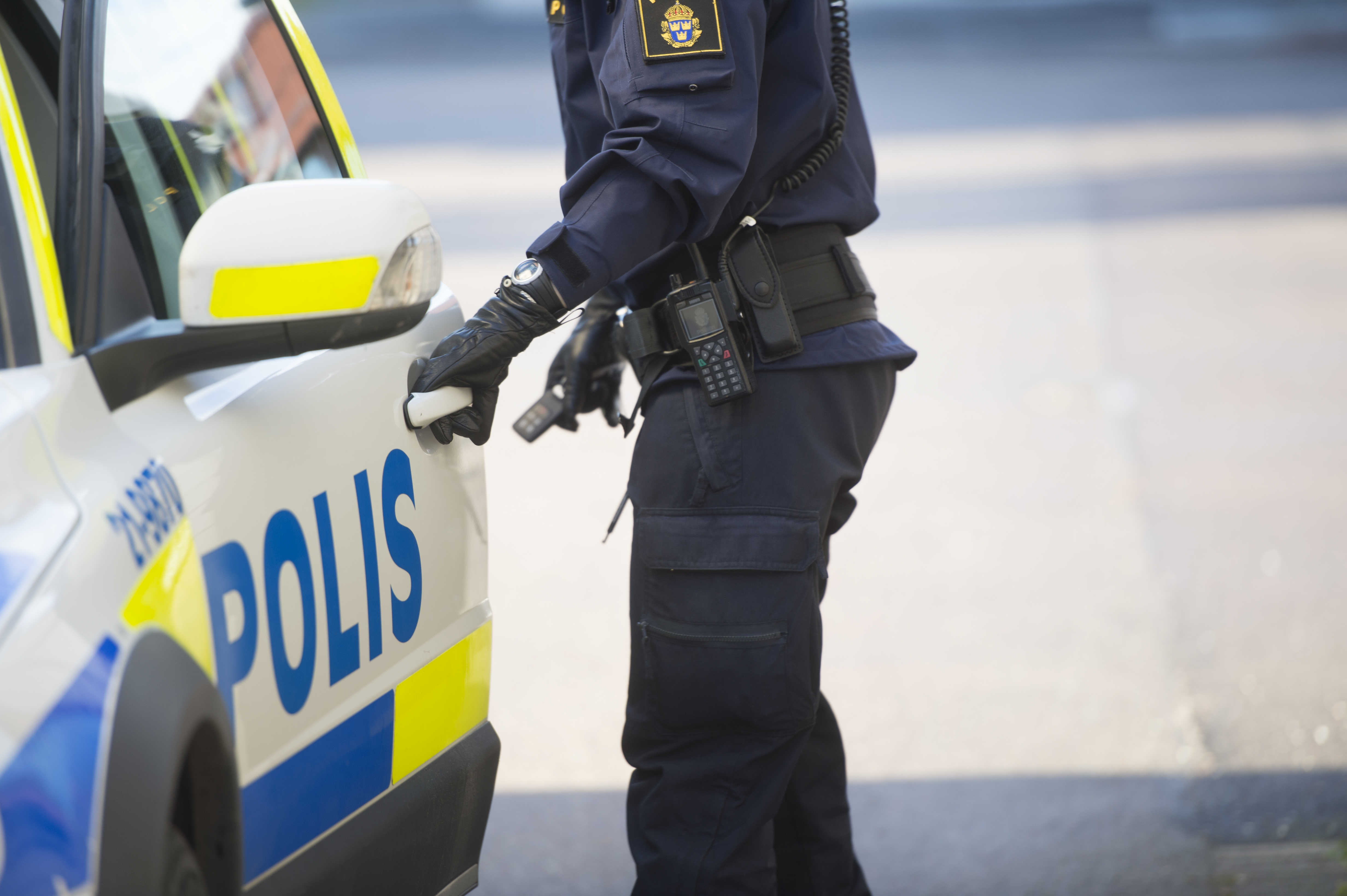 Polisen är på plats vid Kronans skola i Trollhättan efter bråk.